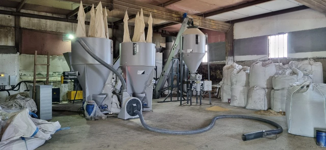 DMP-7 grain crusher with pneumatic intake. #2