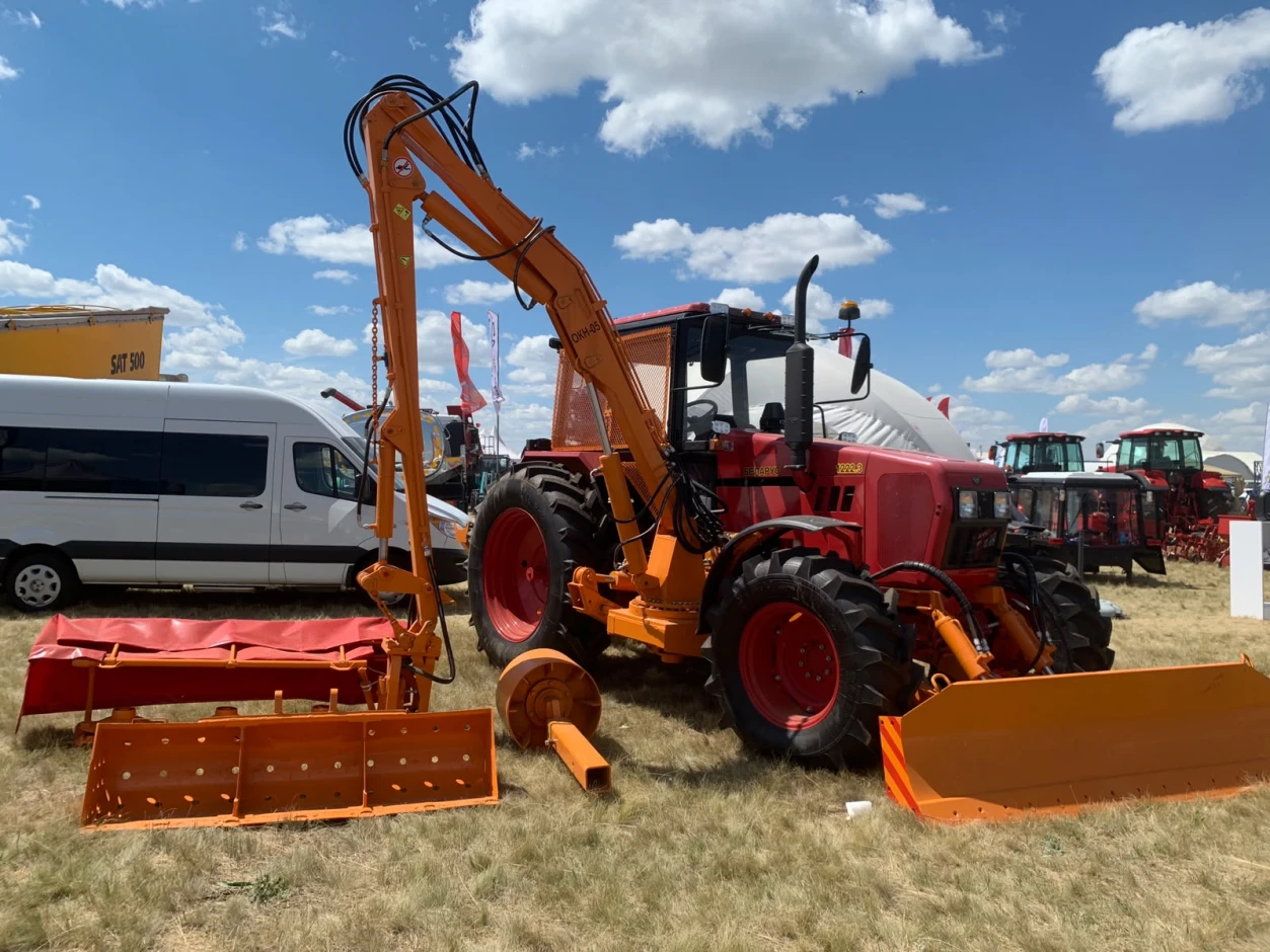 Canal cleaner OKN-05 (based on the BELARUS 1221 tractor). #1